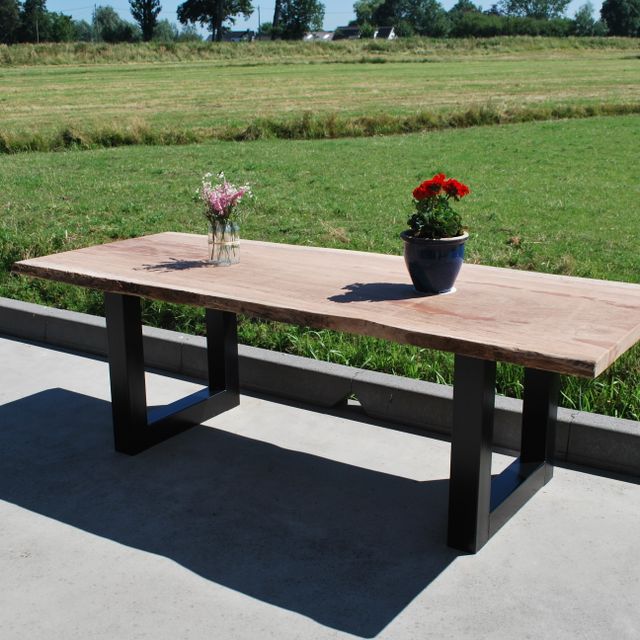 Robuuste houten tafel