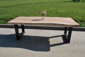 Houten tafel met u-vormig onderstel