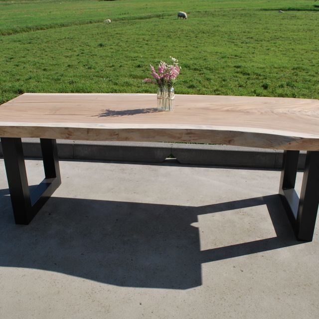 Houten tafel met u-vormig onderstel