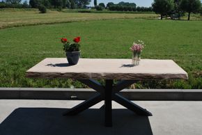 Tafel met gekruiste poten