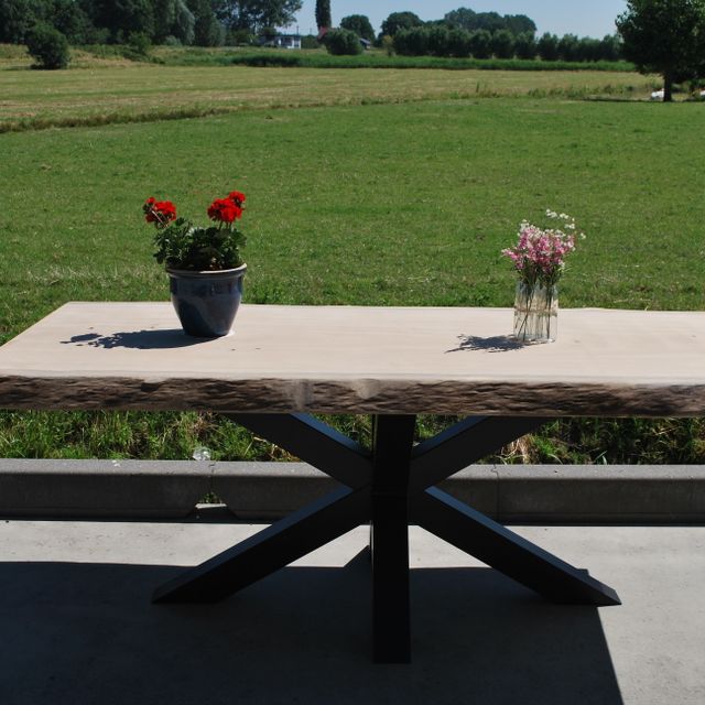 Houten meubel met gekruist onderstel