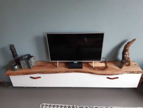 Plank op tv-meubel