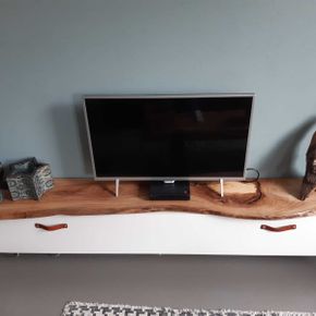 Plank op tv-meubel